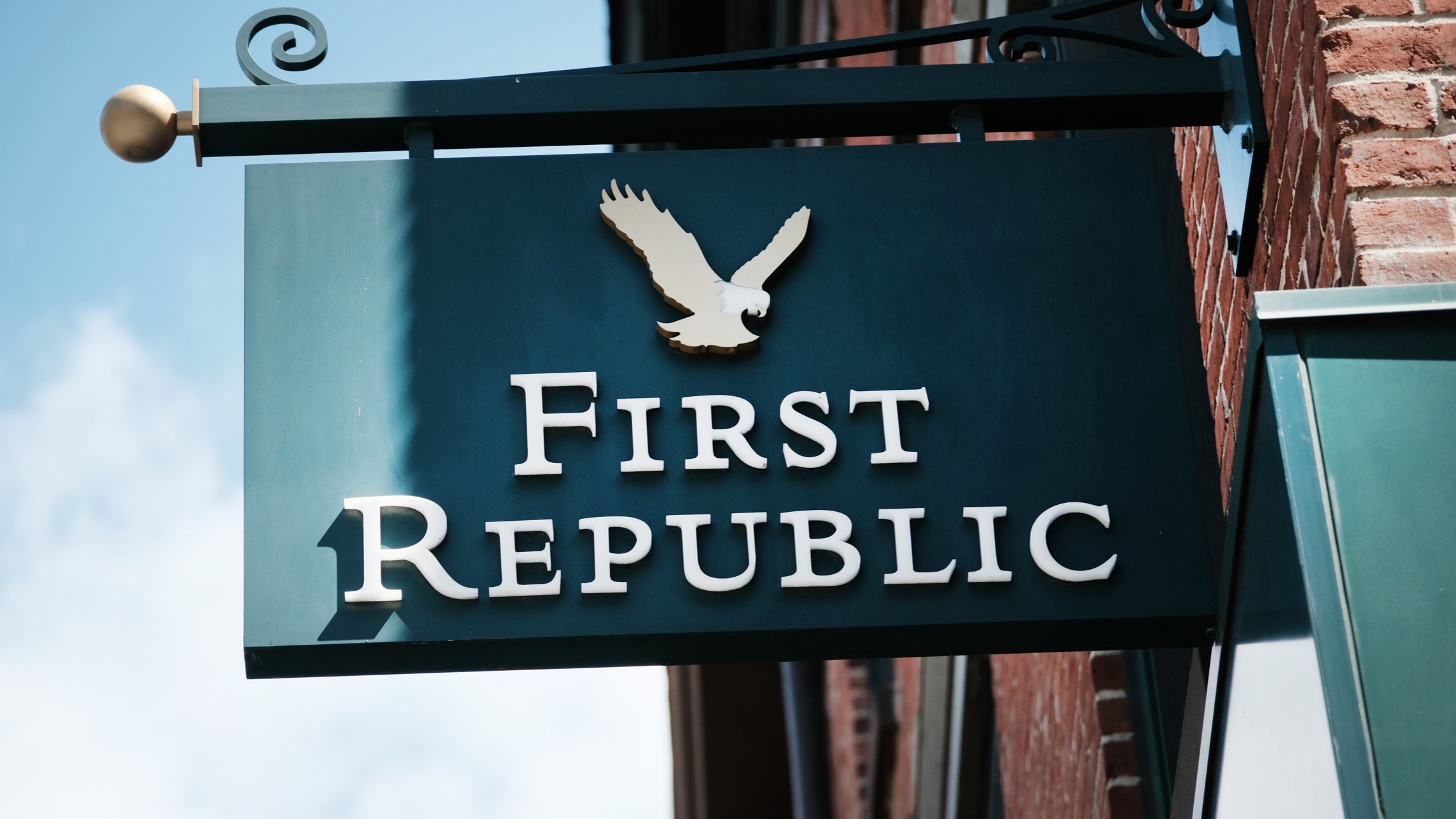 خسارة أول بنك شعبي First Republic حواليّ 100$ مليار في ثلاثة أشهر وانخفاض قيمة أسهمه بنسبة 50%