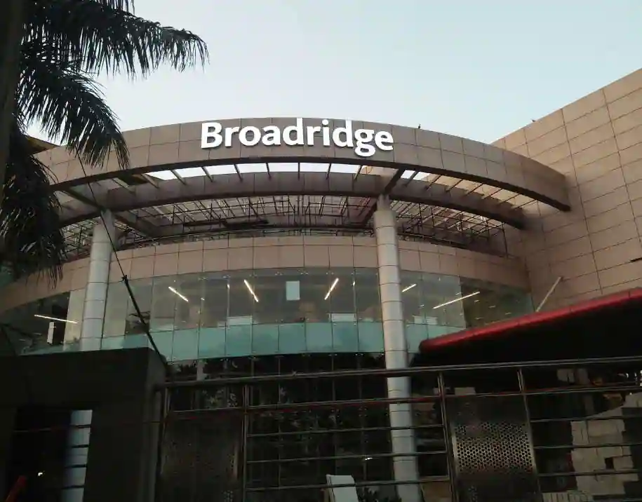 شركة Broadridge تُسرع الأسواق وتُقلل التكاليف بنسبة 25%