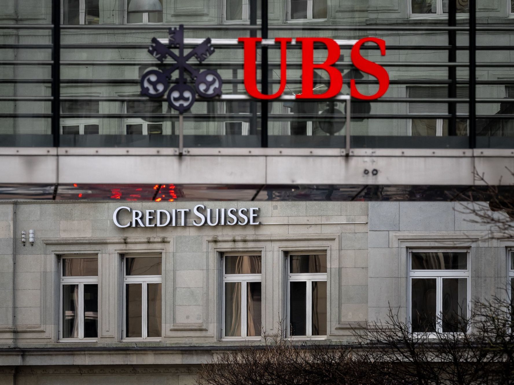 المشرعون السويسريون يريدون تقييد أصول UBS بعد الاستحواذ على Credit Suisse