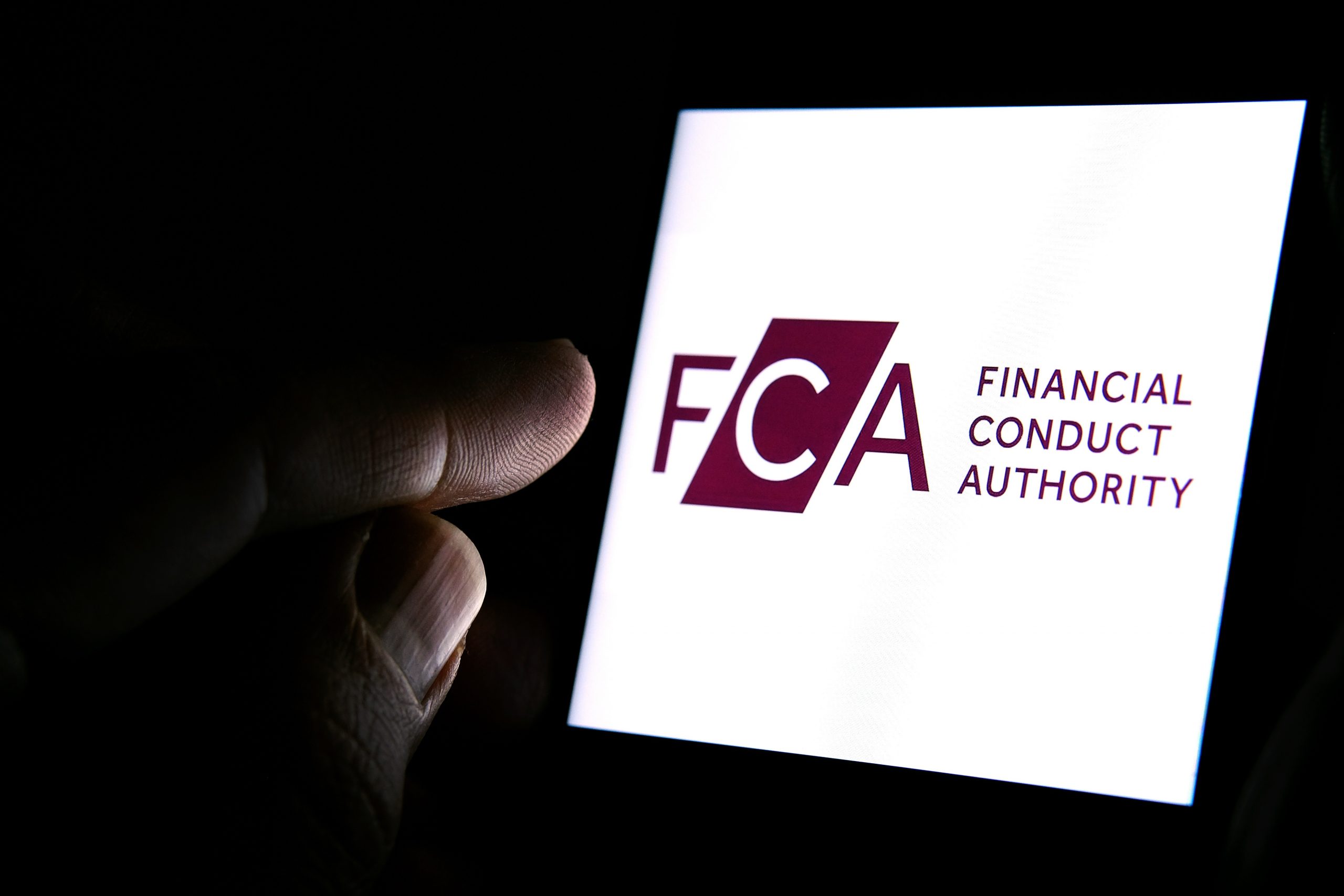 هيئة FCA تحذر ضد 26 منصة تداول واستثمار غير مشروعة