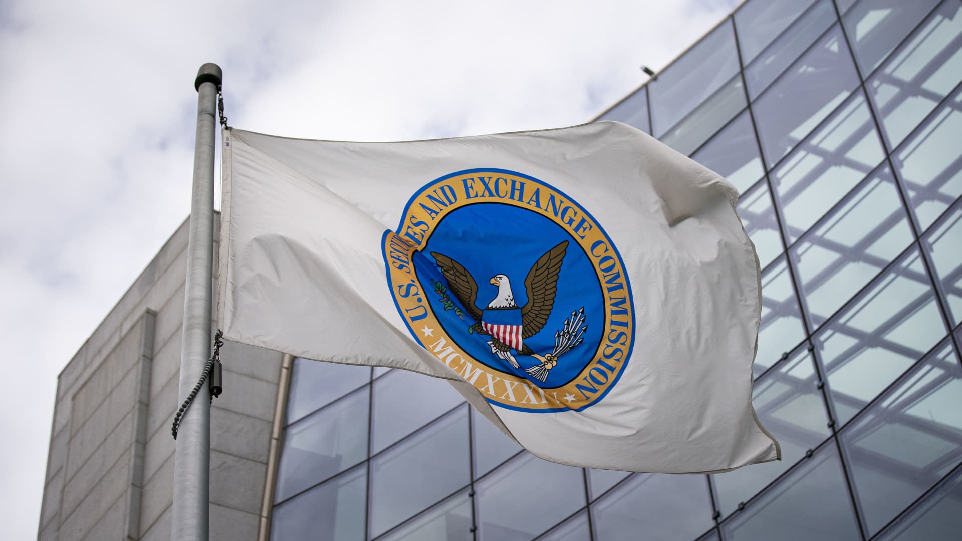 هيئة SEC تحظر عشرات المواقع تقدم مخططات استثمار احتيالية