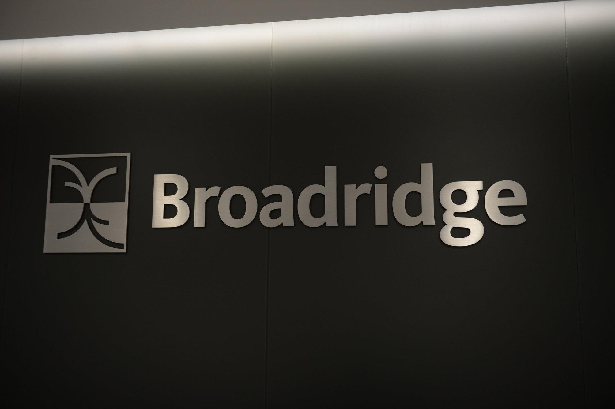 Broadridge تعلن عن طفرة في الدخل التشغيلي والإيرادات في الربع الرابع