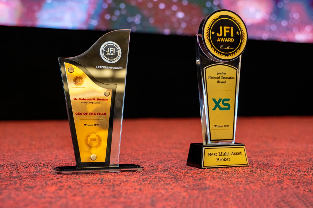 إكس أس تحصد جوائز معرض الأردن أفضل وسيط متعدد الأصول وأفضل رئيس تنفيذي