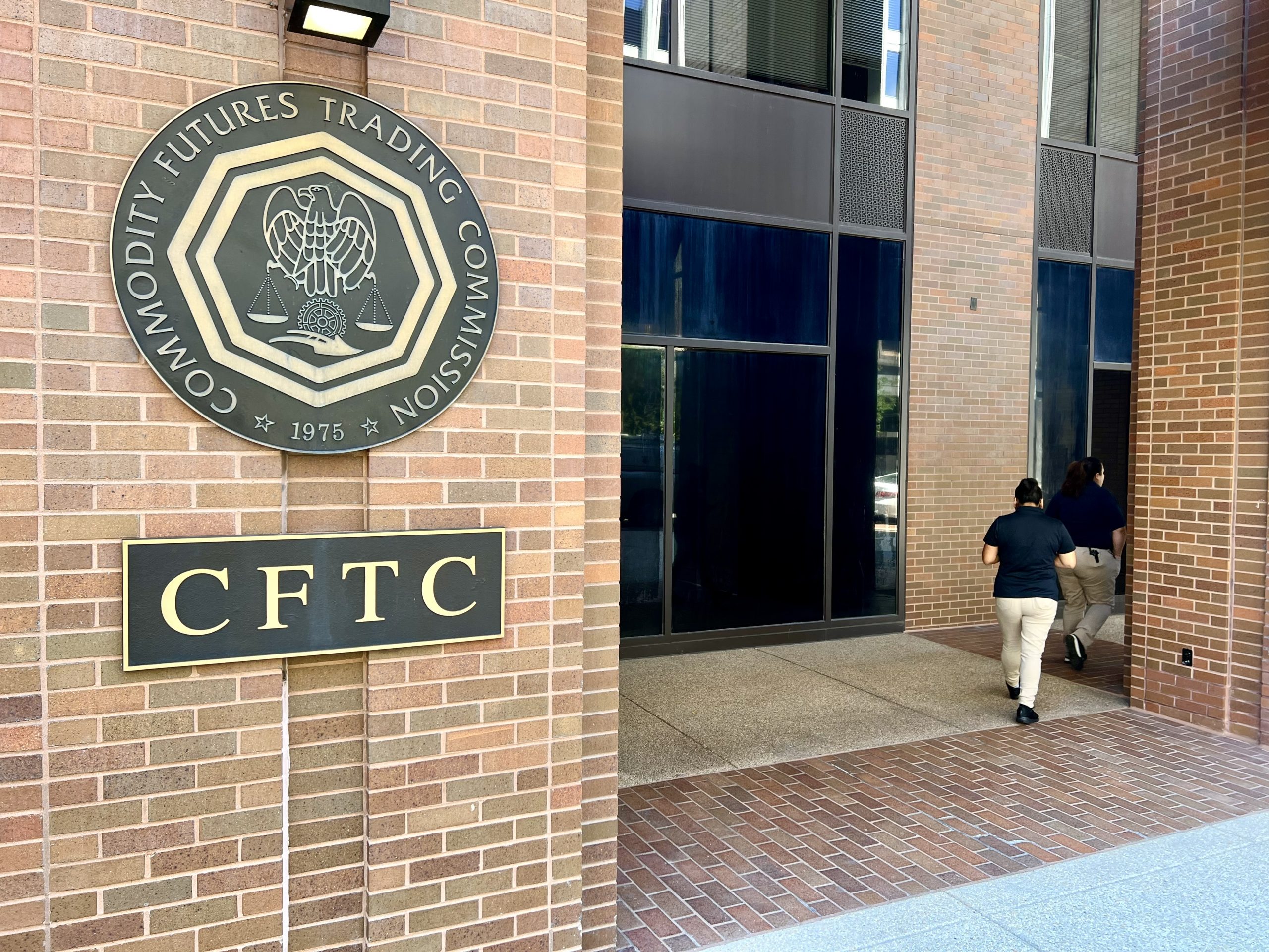 ماذا تعني هيئة تداول السلع الآجلة CFTC بقولها إنها تريد تحديث حماية المستثمر