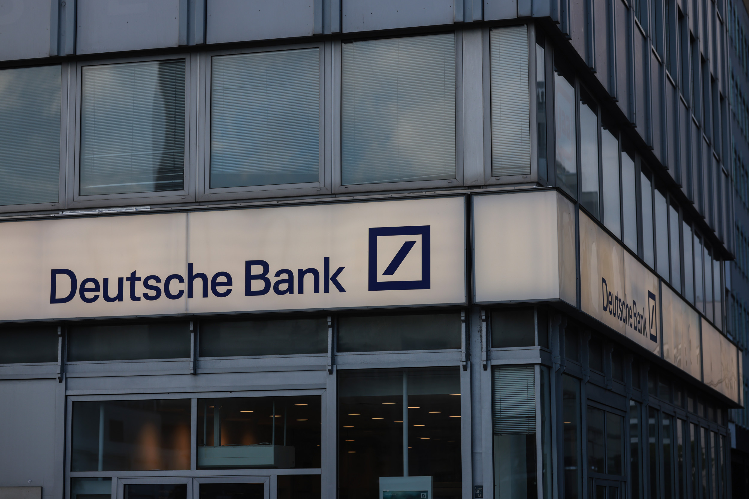 الغرامة التي فرضتها هيئة الأوراق المالية والبورصة بقيمة 25 مليون دولار تهز شركة DWS التابعة ل Deutsche Bank