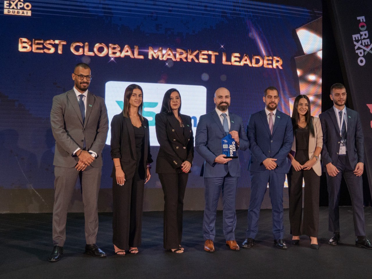 مجموعة إكس أس تحصد جائزة أفضل وسيط عالمي رائد خلال معرض دبي للفوركس
