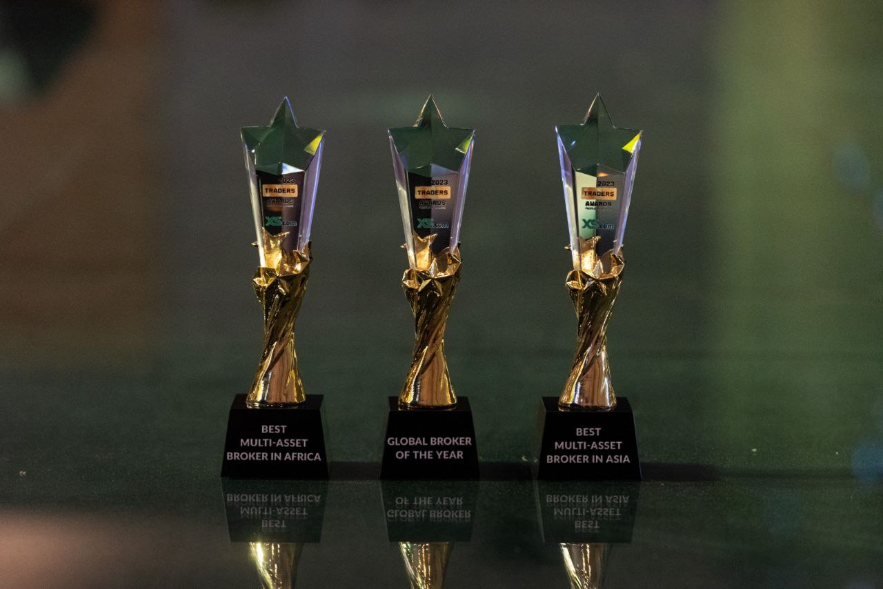 إكس أس دوت كوم تحصد ثلاثية من الجوائز وتُتَوج بلقب أفضل وسيط عالمي لعام 2023