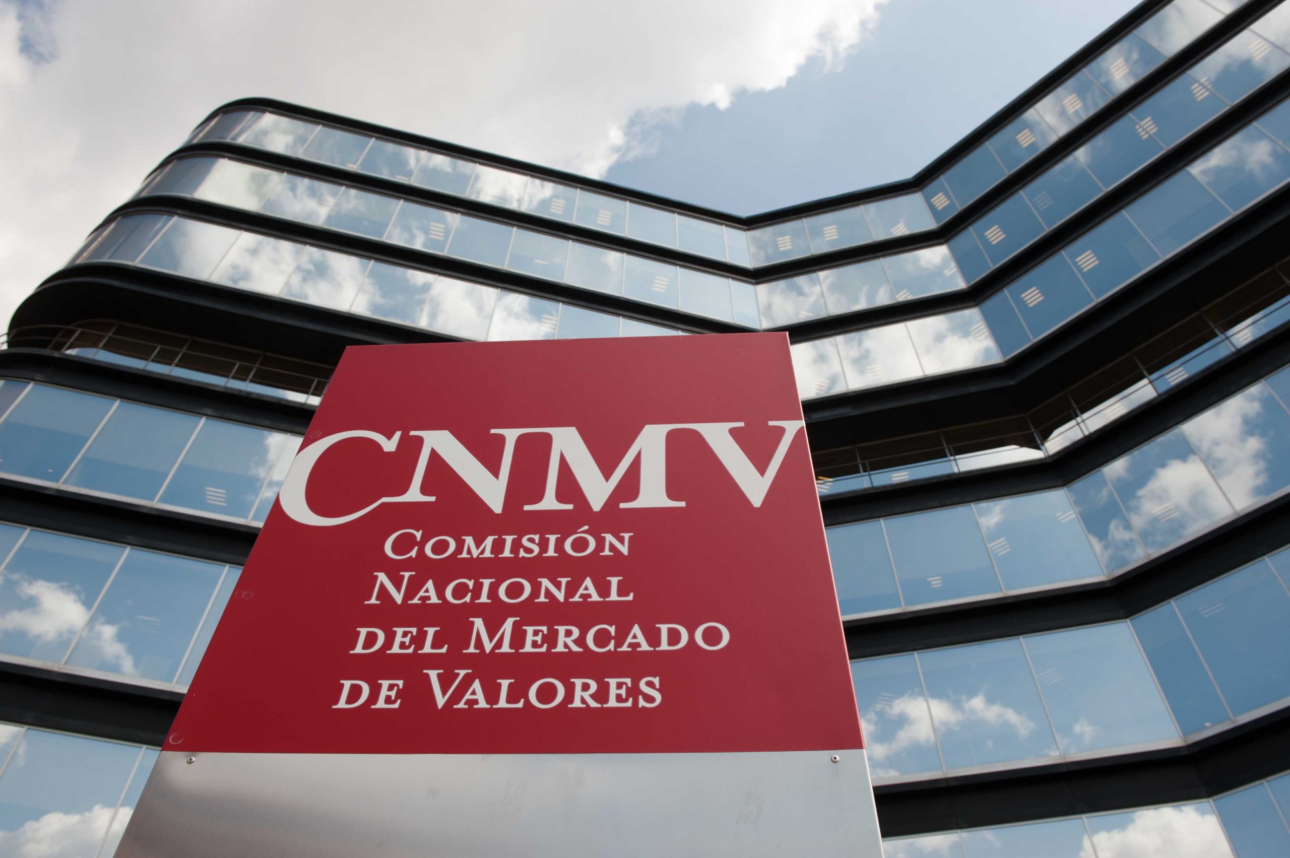الهيئة الوطنية لسوق الأوراق المالية في إسبانيا CNMV تحدد 14 كيانًا غير مسجل بينما تشدد إسبانيا الرقابة المالية