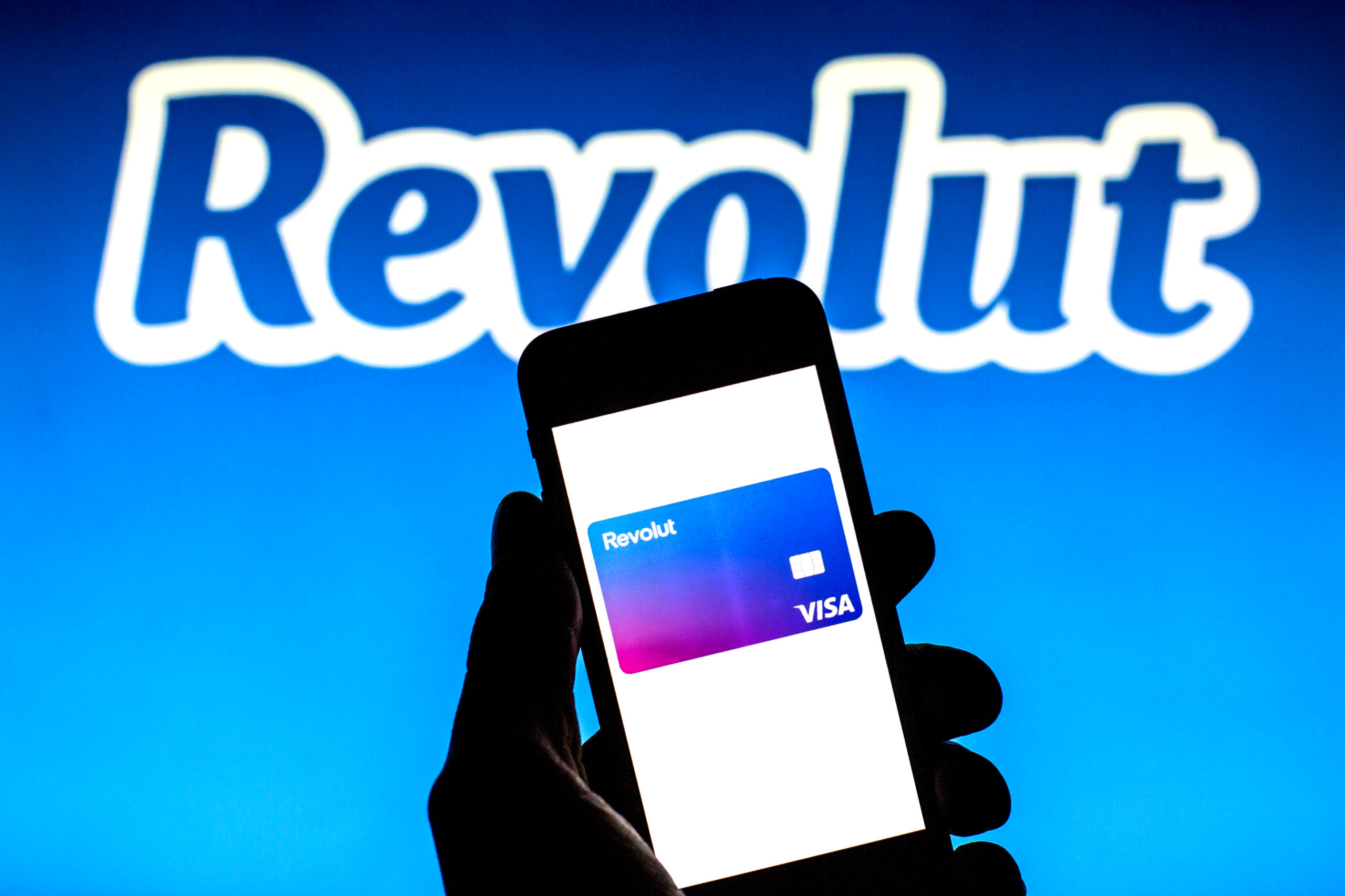 ريفولت Revolut تقدم محافظ الهاتف المحمول لتحويل الأموال الدولية