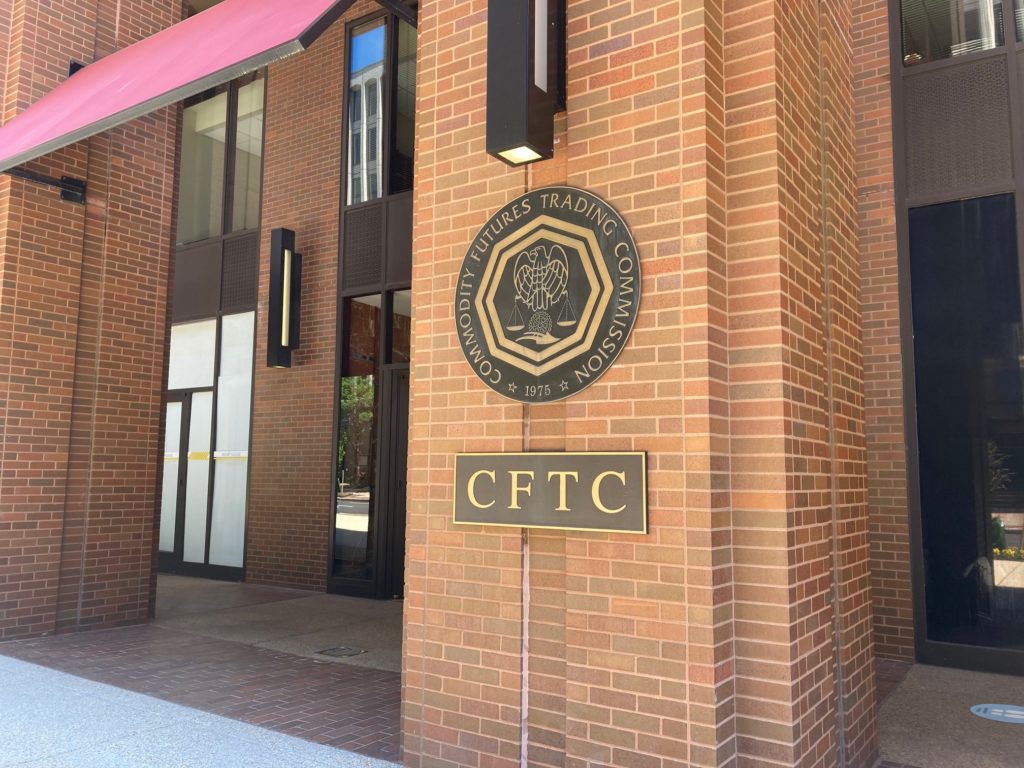 CFTC تنال أمراً من المحكمة بتوقيع غرامات مالية تفوق 64 مليون دولار ضد شركة Empires Consulting Corp