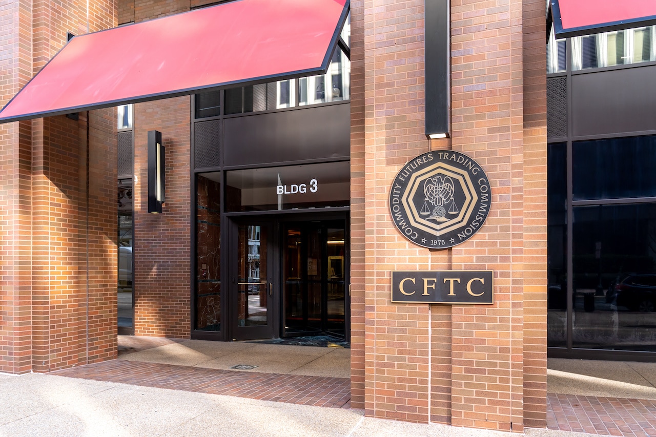 CFTC تغرم بنك U.S. Bank وOppenheimer لاستعمالهما وسائل اتصال غير مصرح بها