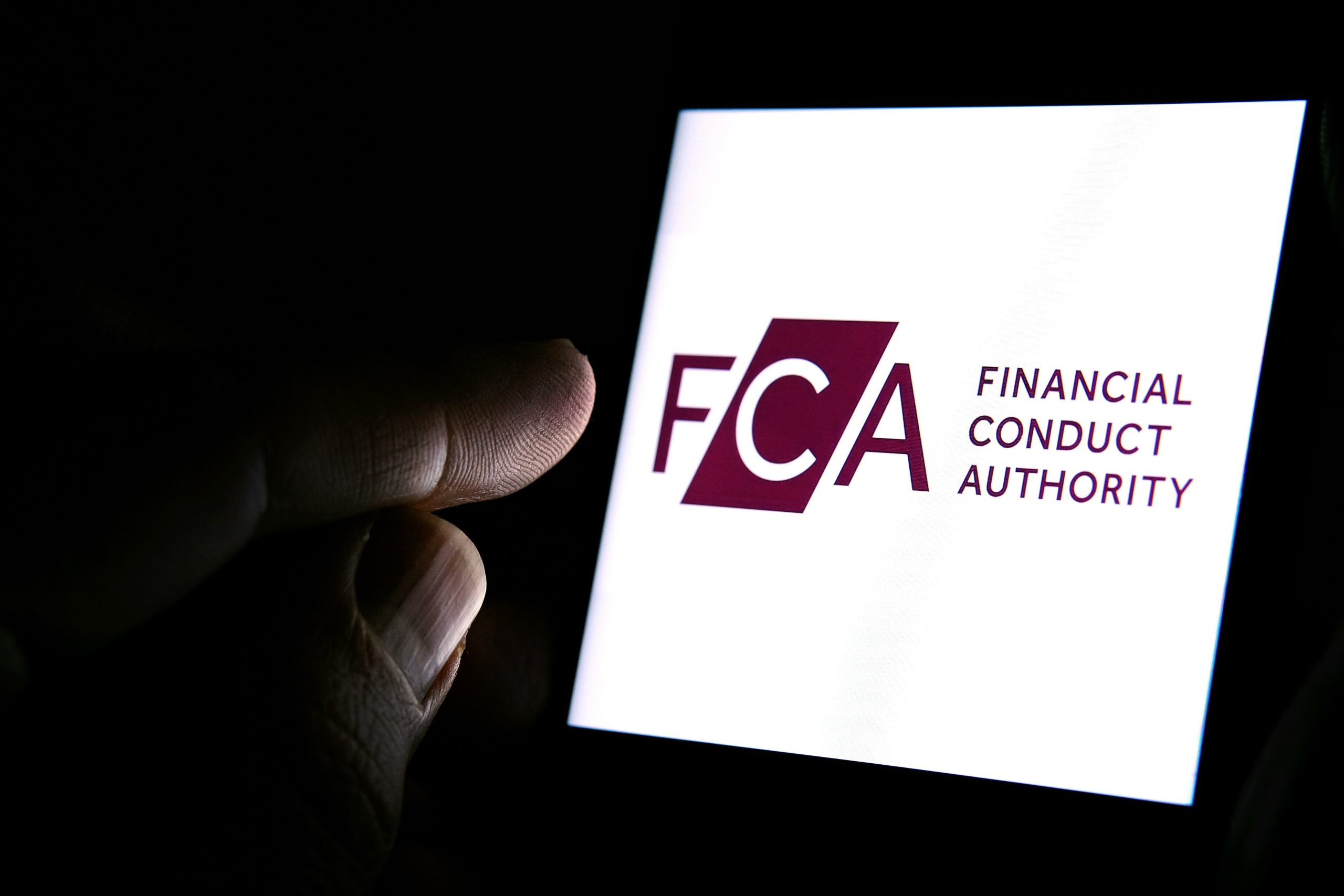 تحذر هيئة السلوك المالي البريطانية (FCA) من الاعلانات على وسائل التواصل الاجتماعي