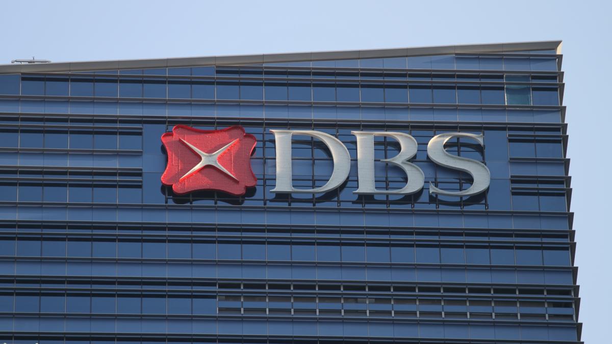 السلطة النقدية في سنغافورة (MAS) أعلنت اليوم أنها لن تمدد توقفها عن أنشطة بنك دي بي إس DBS Bank