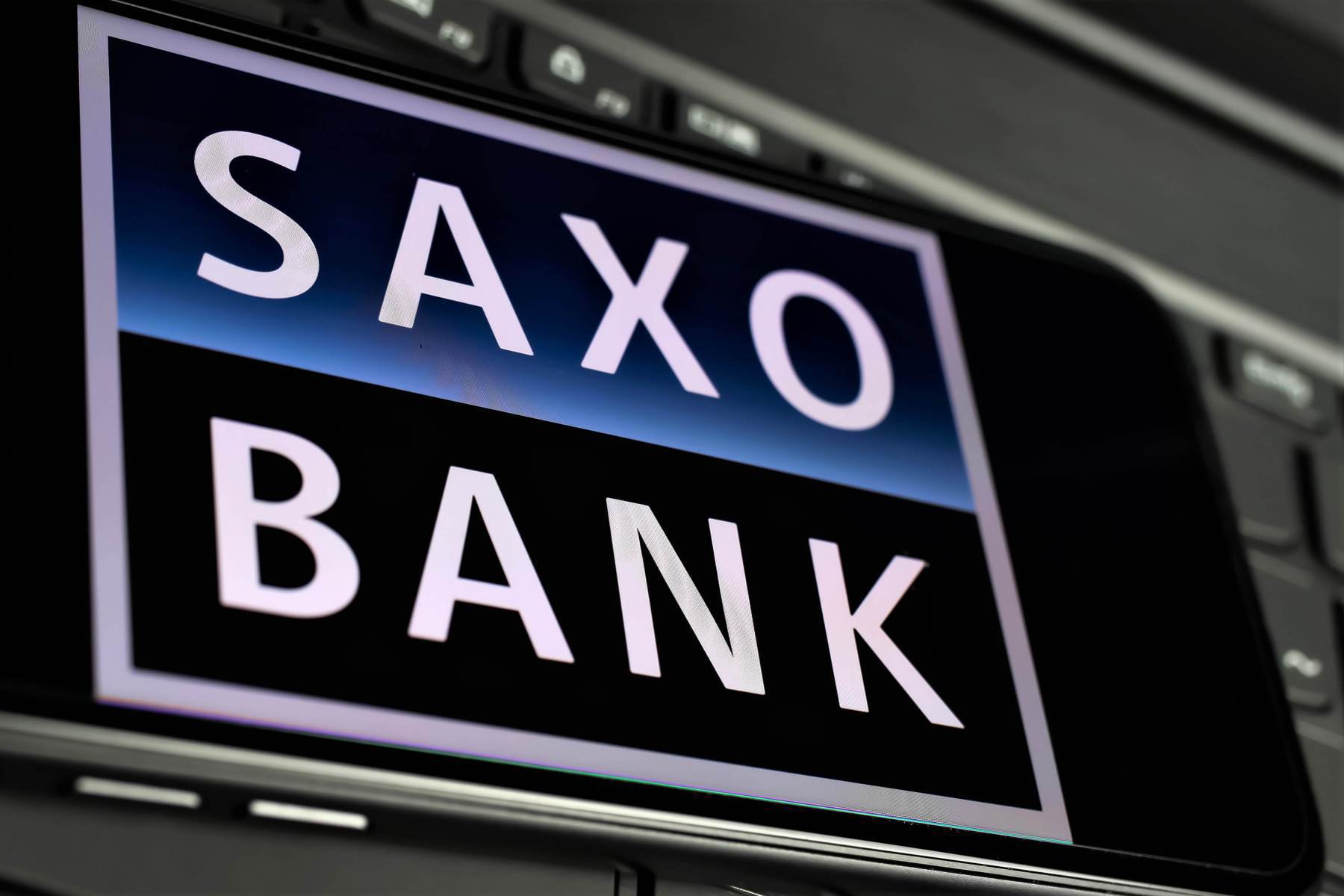 يقوم بنك ساكسو بتوظيف مصرفيين استثماريين لاستكشاف عملية البيع