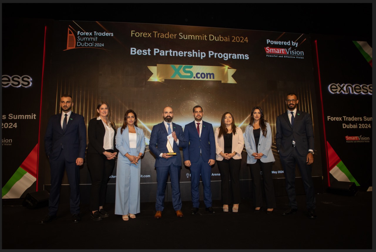 إكس أس دوت كوم XS.com تفوز بجائزة افضل برامج الشراكة خلال قمة دبي للمتداولين