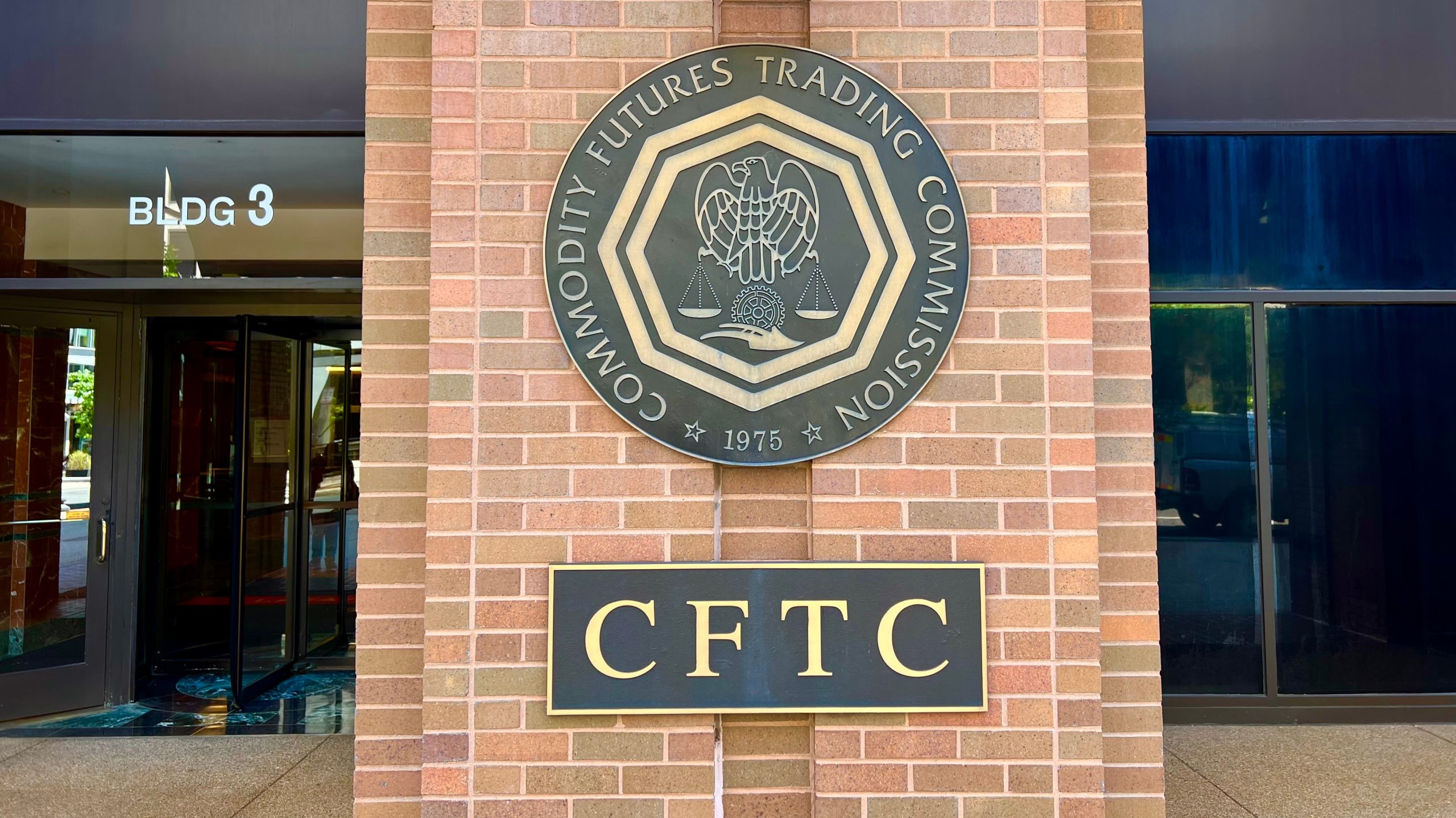 لجنة CFTC تحصل على أمر قضائي بقيمة 13 مليون دولار ضد شركة K.E.L. Enterprises و Dwight A. Foster بتهمة احتيال الفوركس