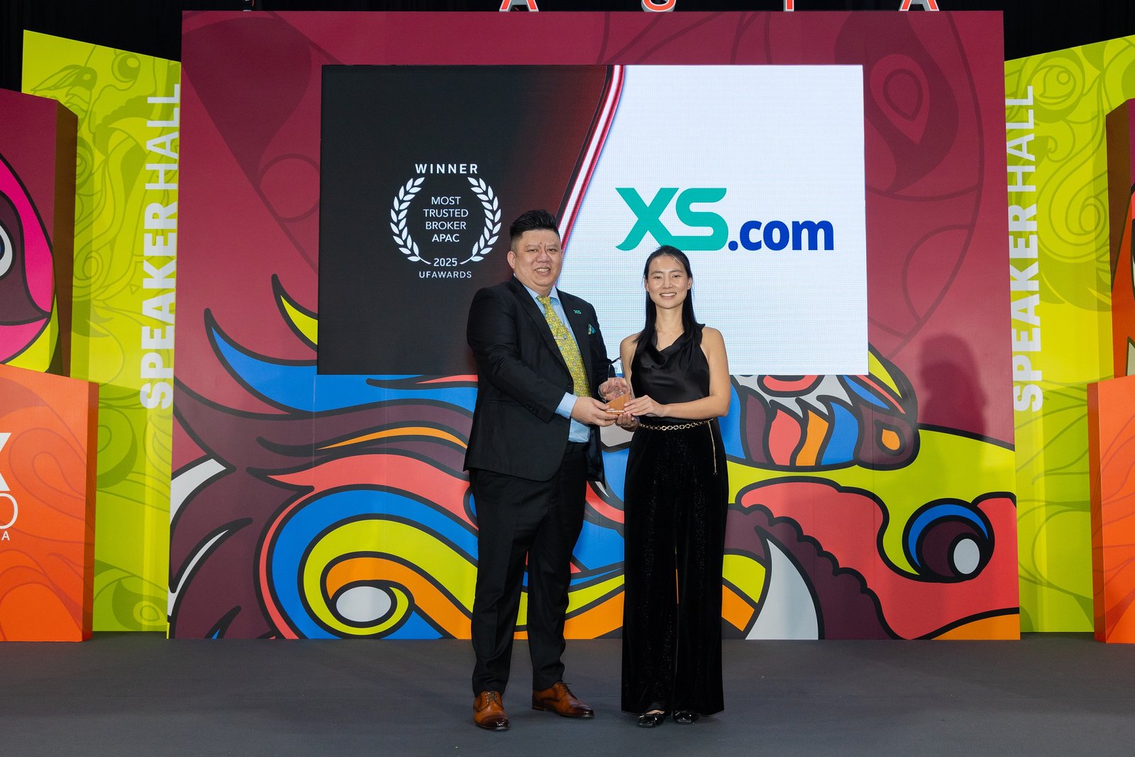 إكس أس دوت كوم تفوز بجائزة الوسيط الأكثر موثوقية في حفل جوائز يو أف UF Awards في هونغ كونغ