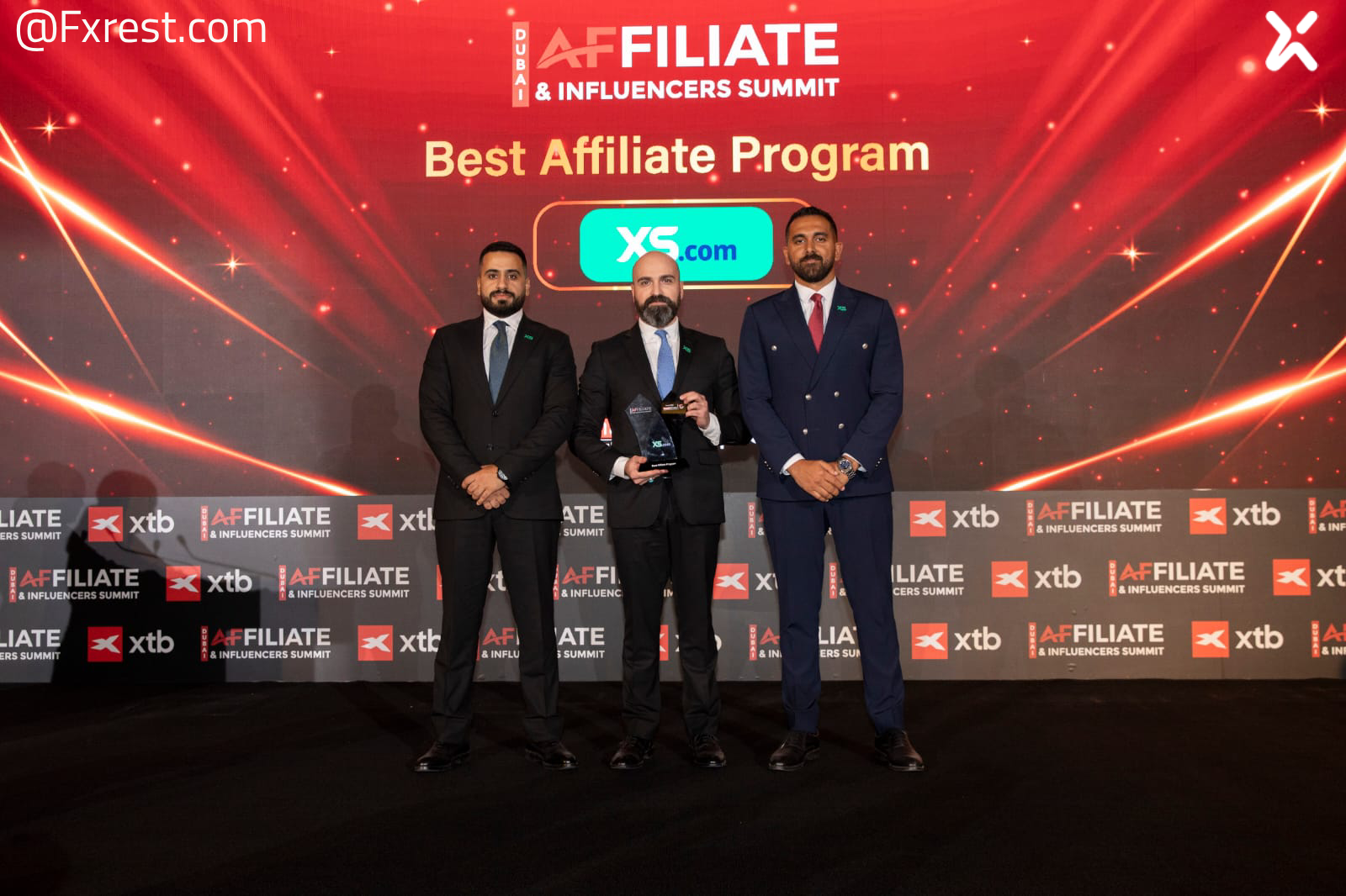 إكس أس تحقق فوزاً مزدوجاً في قمة دبي للتسويق الالكتروني: "أفضل برامج التسويق" و "افضل دعم للمسوقين"