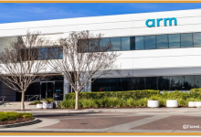 تصميم شريحة AGI CPU الجديدة من Arm مع شعار الشركة وتوقعات النمو المالي الضخم.