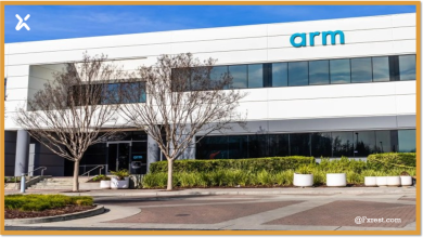 تصميم شريحة AGI CPU الجديدة من Arm مع شعار الشركة وتوقعات النمو المالي الضخم.