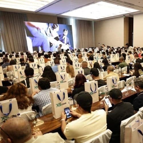 إكس أس دوت كوم تنظم ندوة حصرية حول التداول الإلكتروني في مدينة ميديلين الكولومبية