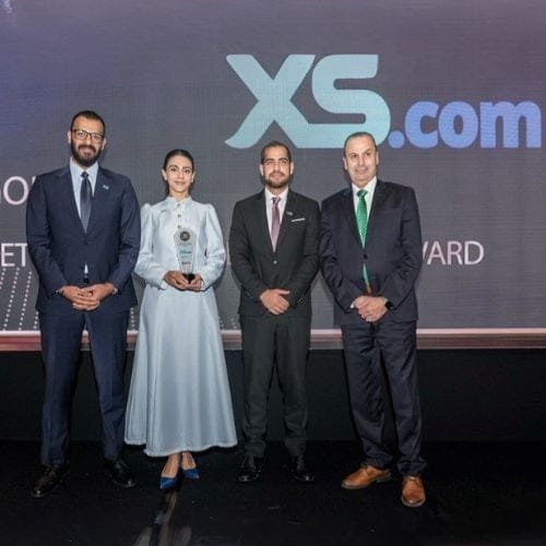 إكس أس دوت كوم تفوز بجائزة الريادة العالمية في وساطة الأصول المتعددة في معرض قطر المالي